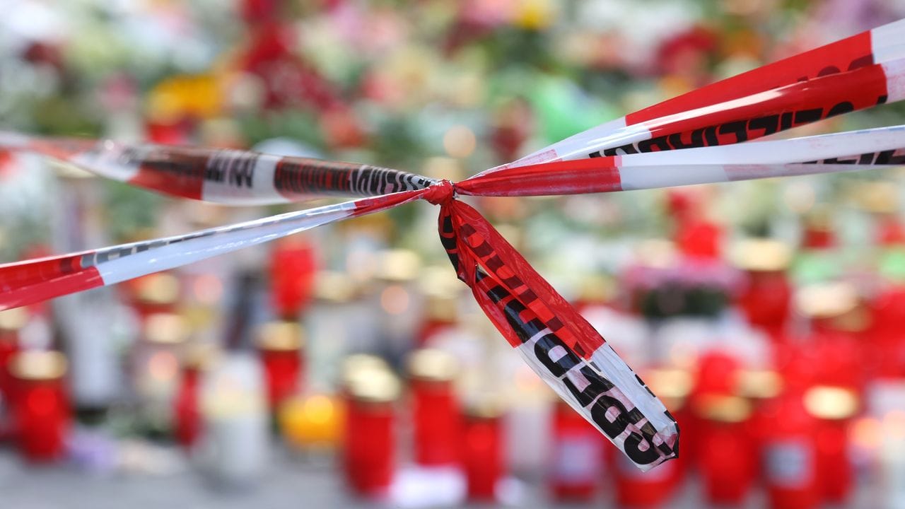 Mit Blumen und Kerzen wird in Würzburg der Opfer gedacht.