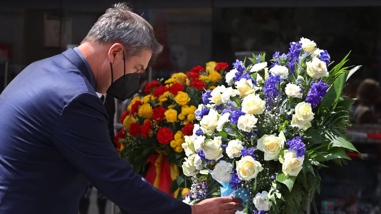 Stilles Gedenken an die Opfer der Messerattacke: Ministerpräsident Markus Söder in Würzburg.