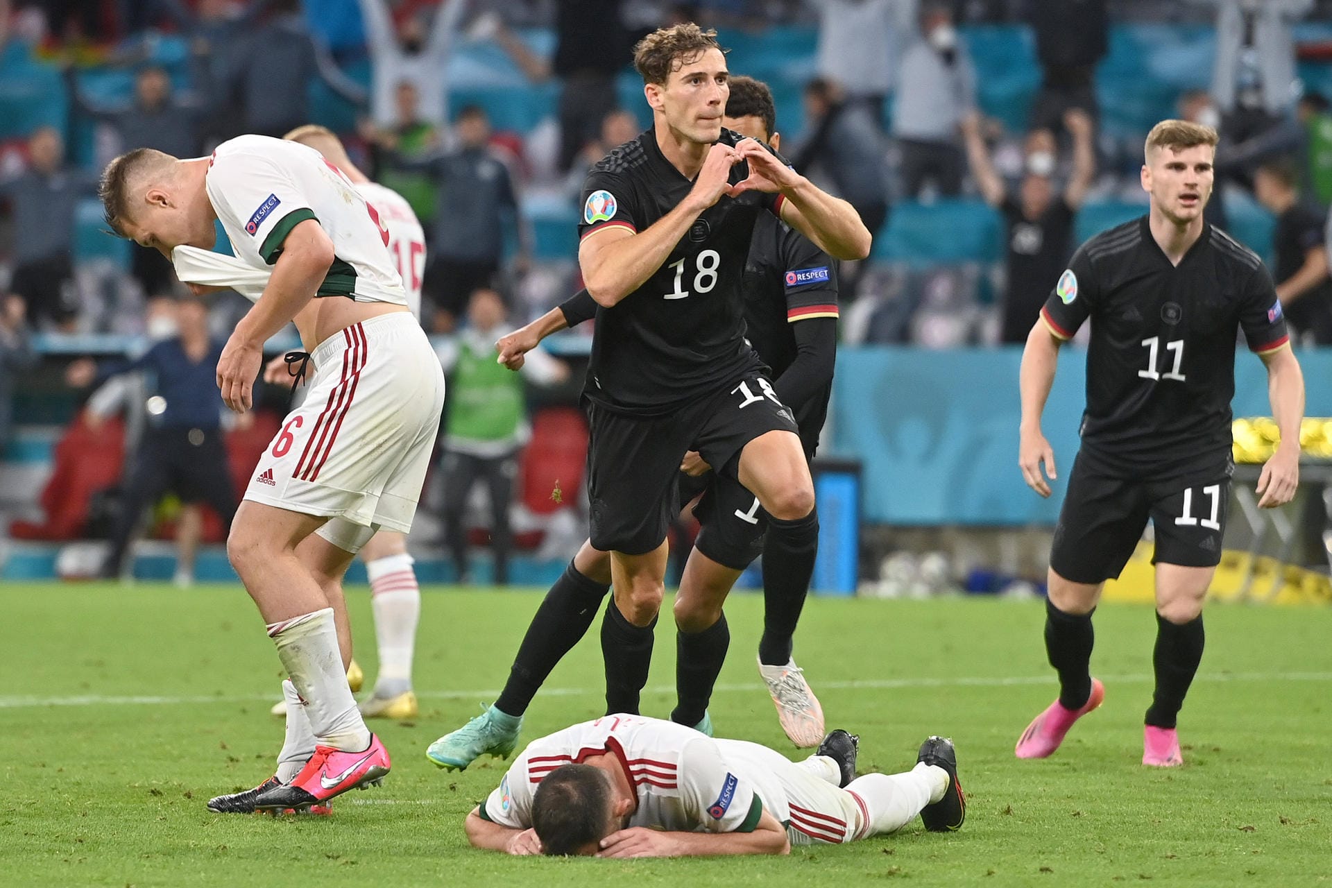 Ebenso wie der Torjubel von DFB-Spieler Leon Goretzka. Nach seinem Treffer zum 2:2 gegen Ungarn formte er ein Herz und zeigte dieses dem ungarischen Fanblock. Später schrieb er auf Instagram dazu: "Verteilt Liebe. Ja!!!!!".