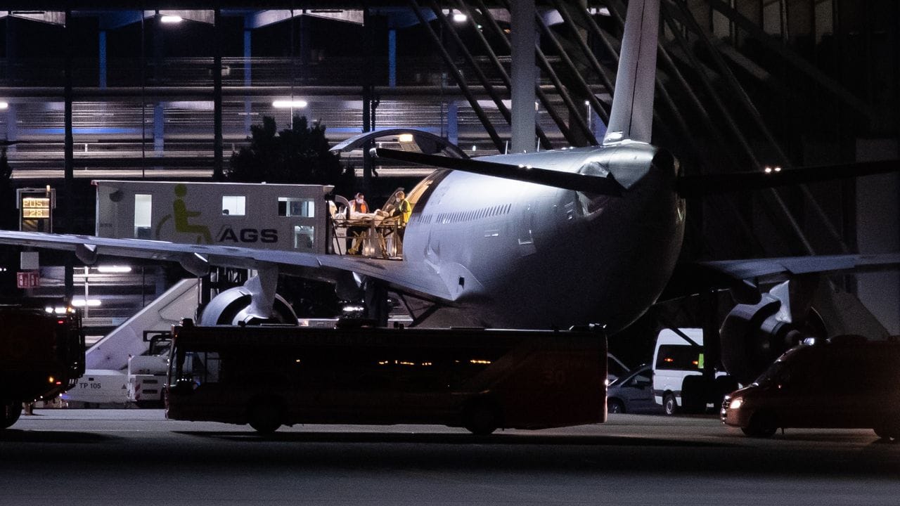 Verletzte Soldaten, die aus Mali eingetroffen sind, werden am Stuttgarter Flughafen aus einem Airbus A310 der Bundeswehr transportiert. Verletzte Soldaten, die aus Mali eingetroffen sind, werden am Stuttgarter Flughafen aus einem Airbus A310 der Bundeswehr transportiert.