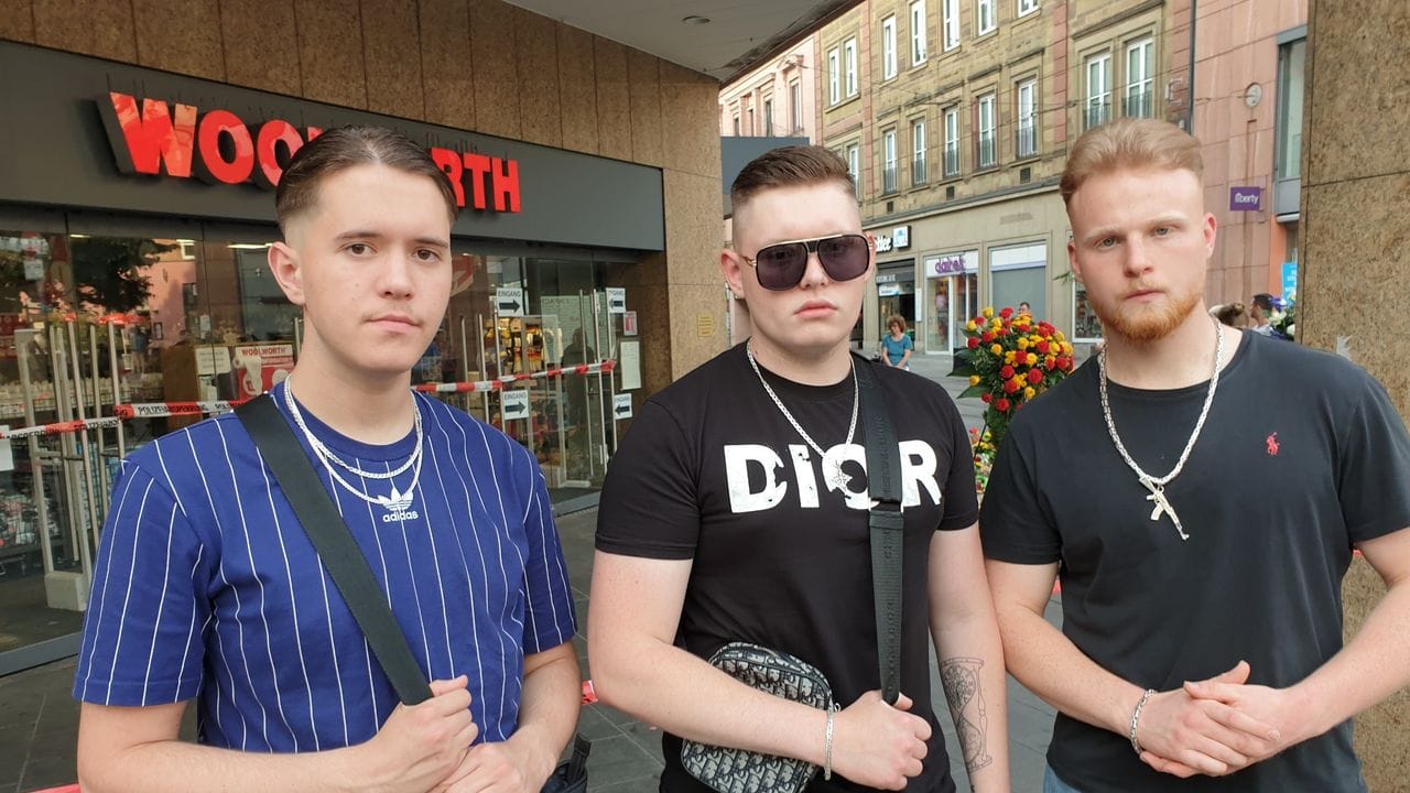Couragierter Einsatz: Die drei Freunde Dietrich Winter (l-r), Mikhael Ivlev und Elvis Dick vor dem Kaufhaus in Würzburg.