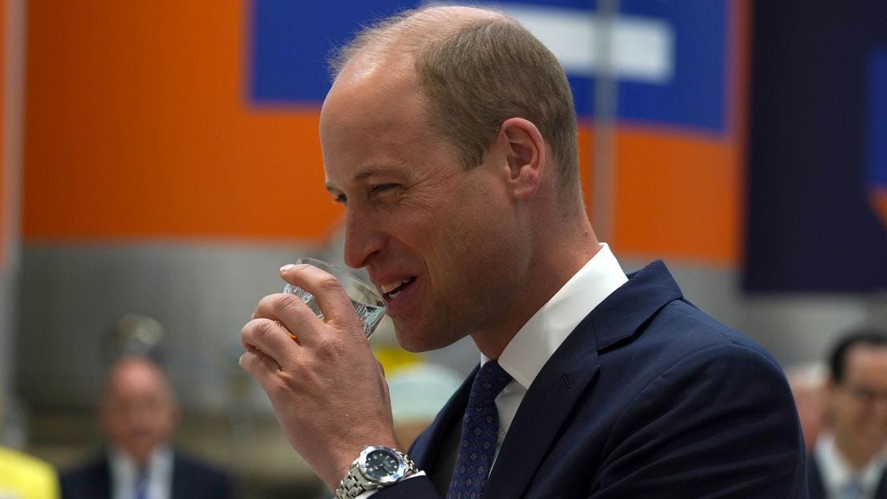 Prinz William beim Besuch der Fabrik von AG Barr, wo das Getränk Irn-Bru hergestellt wird.