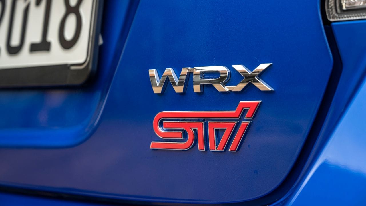 Kürzel für köstlichen Krawall: Fans verehren den Impreza in der verschärften Rallye-Hommage WRX STI.