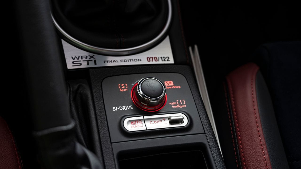 Sportlicher Kommandostand: Mit dem "Driver’s Control Center Differential System" lassen sich Motor und Diffentialsperre nachschärfen.