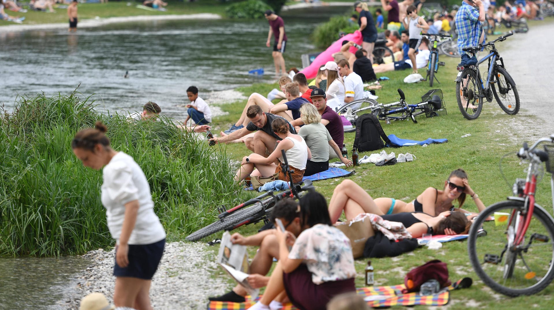 Menschen im Englischen Garten in München: Ist das Risiko einer Corona-Infektion im Sommer wirklich geringer?