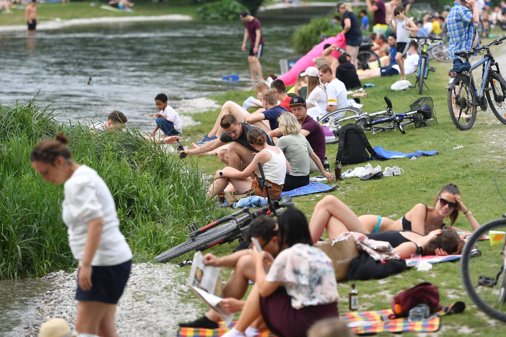 Menschen im Englischen Garten in München: Ist das Risiko einer Corona-Infektion im Sommer wirklich geringer?