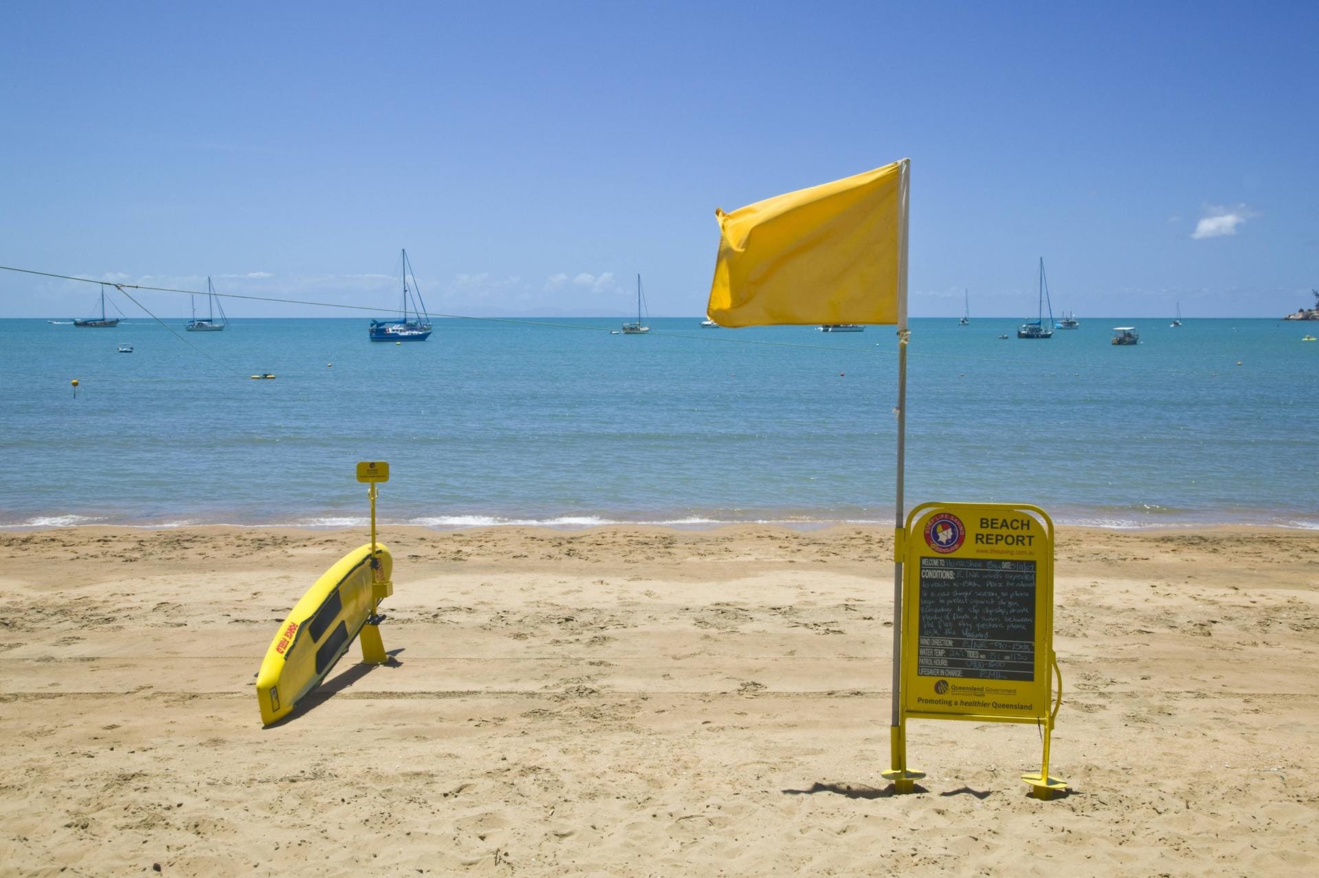 Gelbe Flagge: Hier sollten Sie Vorsicht walten lassen, denn die gelbe Flagge signalisiert gefährliche Bedingungen. Schwimmen ist zwar erlaubt, aber nur sichere Schwimmer sollten sich ins Wasser trauen.