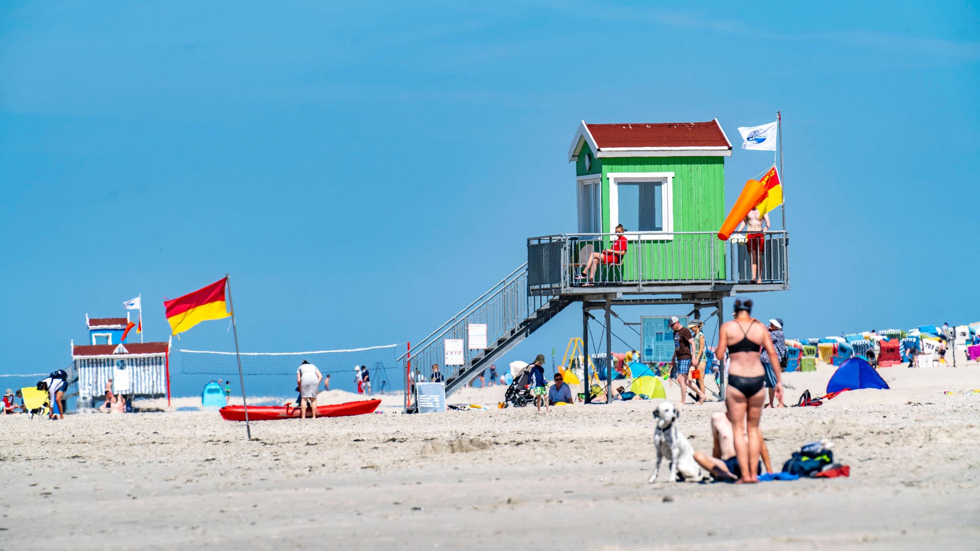 Flaggen am Strand: Bunte Flaggen am Strand sollen den Besuchern Orientierung über die Sicherheit in und am Wasser geben. Dafür gibt es das international verwendete Farbsystem der International Life Saving Federation. Doch was bedeuten die unterschiedlichen Farben eigentlich?