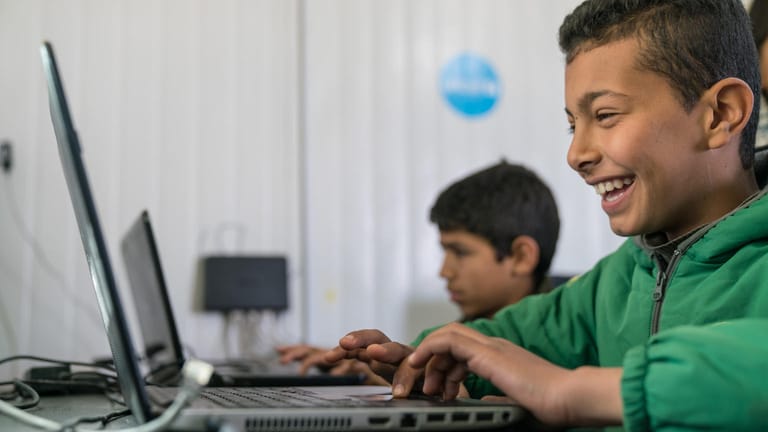 Schüler lernen am Computer im Zaatari-Flüchtlingslager in Jordanien. Hier leben vor allem syrische Geflüchtete.