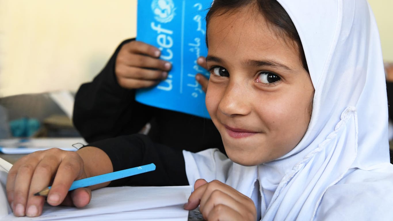 Ein Mädchen in einer Schule in Afghanistan. Vor allem für Mädchen ist es in vielen Regionen des Landes gefährlich, zur Schule zu gehen. Es kommt häufig zu Entführungen. UNICEF setzt sich für den Schutz der Kinder ein.