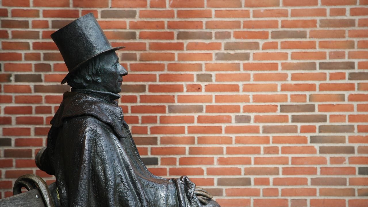 Statue des dänischen Dichter Hans Christian Andersen in Odense. Statue des dänischen Dichter Hans Christian Andersen in Odense.