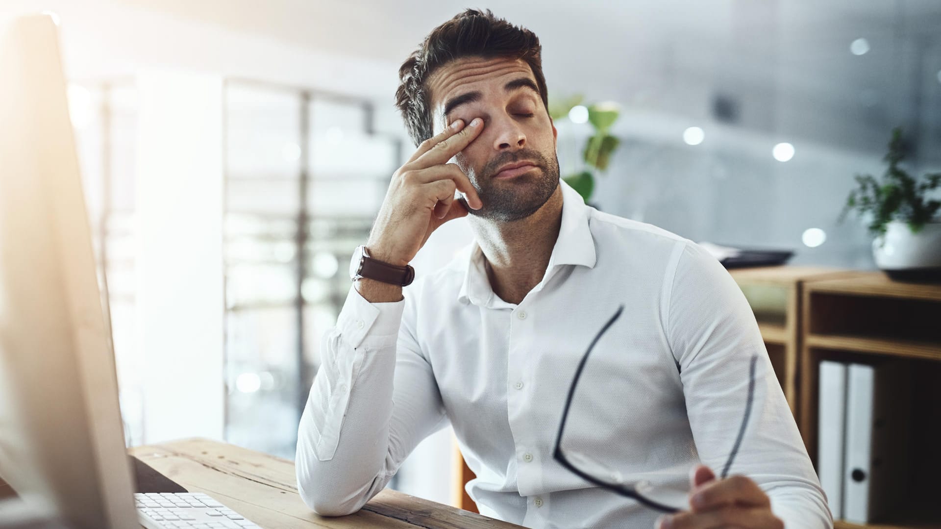 Stress: Wer müde ist, reibt sich häufiger in den Augen.