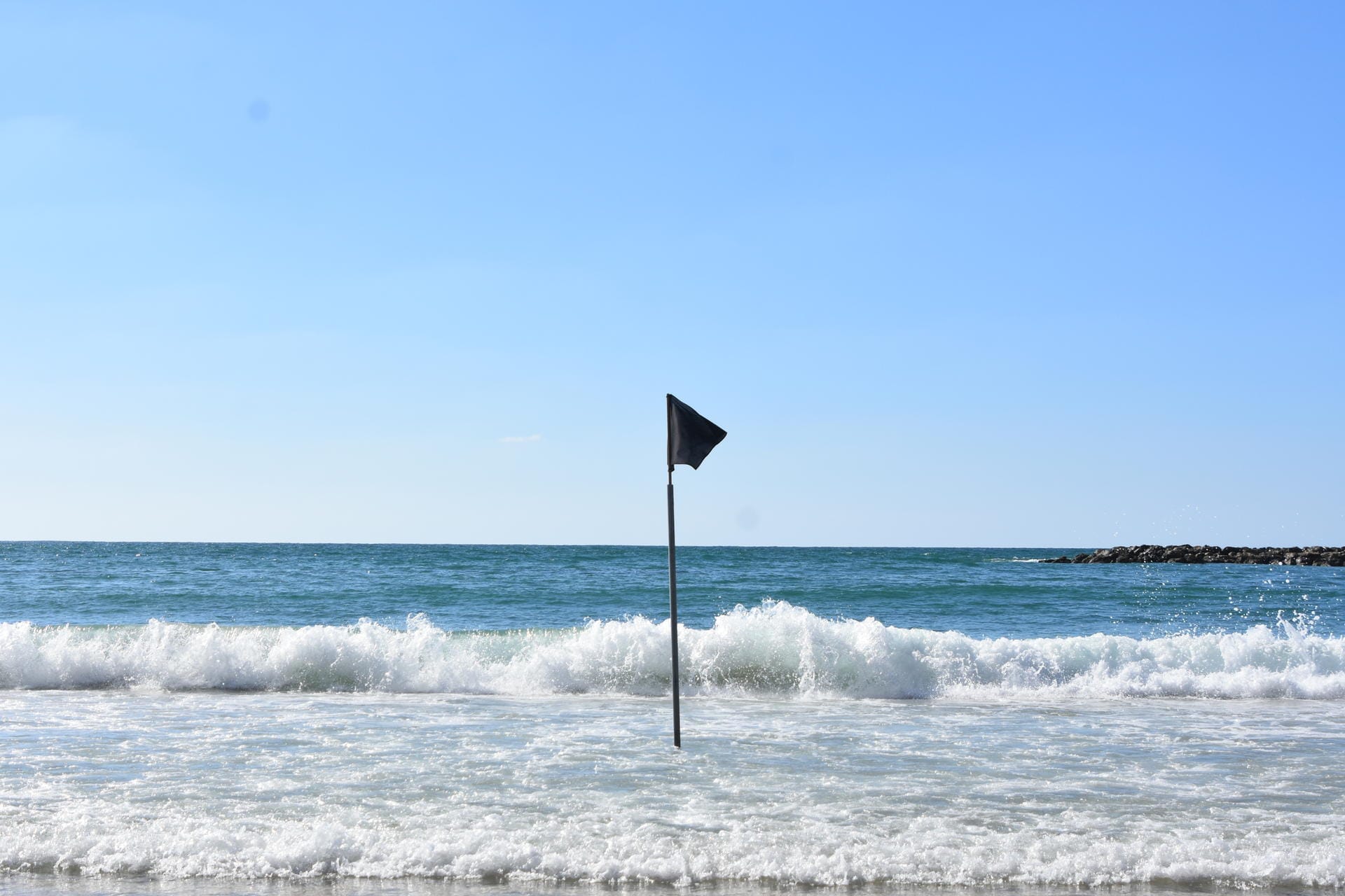 Schwarze Flagge: Auch die schwarze Flagge ist nicht Teil des internationalen Systems, wird aber mancherorts genutzt, um Gefahr zu signalisieren. Weht also eine schwarze Flagge am Strand, sollten sie zunächst dem Wasser fortbleiben und sich weiter informieren.