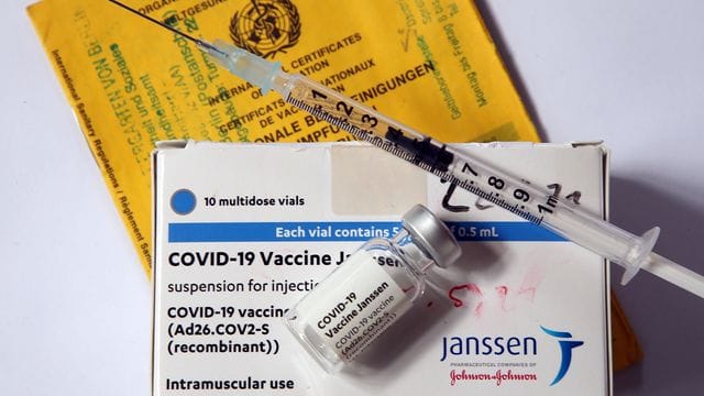 Eine Spritze und eine Ampulle des Impfstoffs von Johnson & Johnson: Es wurden Dutzende Fälle einer seltenen Nervenkrankheit gemeldet.