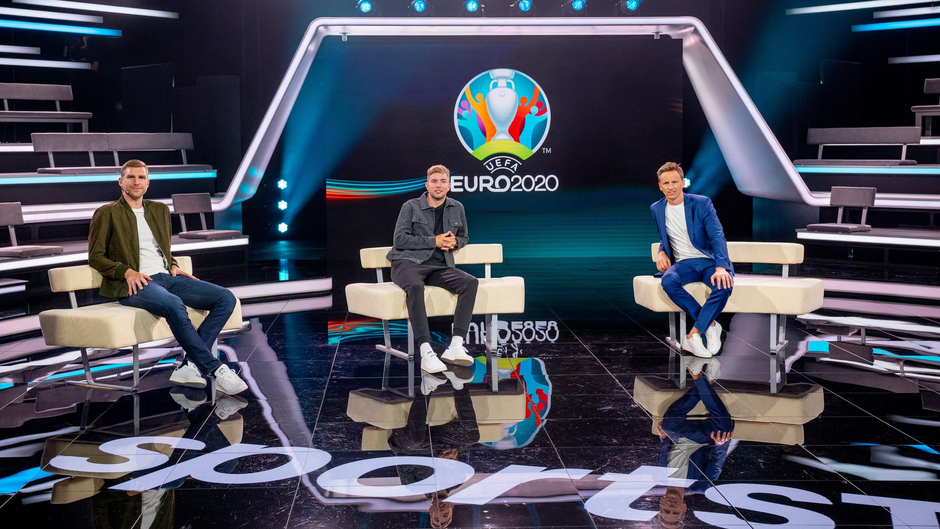 Die Europameisterschaft wird in diesem Jahr in der ARD, im ZDF und bei Magenta TV übertragen. Über die Expertenflut und die Runden wird viel diskutiert. Hier: Per Mertesacker (v.l.), Christoph Kramer und Moderator Jochen Breyer im ZDF. t-online und das Umfrageinstitut Civey haben ermittelt, mit welcher Schulnote die Deutschen die Experten bewerten. Das hat zu einem überraschenden Ergebnis geführt, insbesondere an der Spitze. Das Ranking.