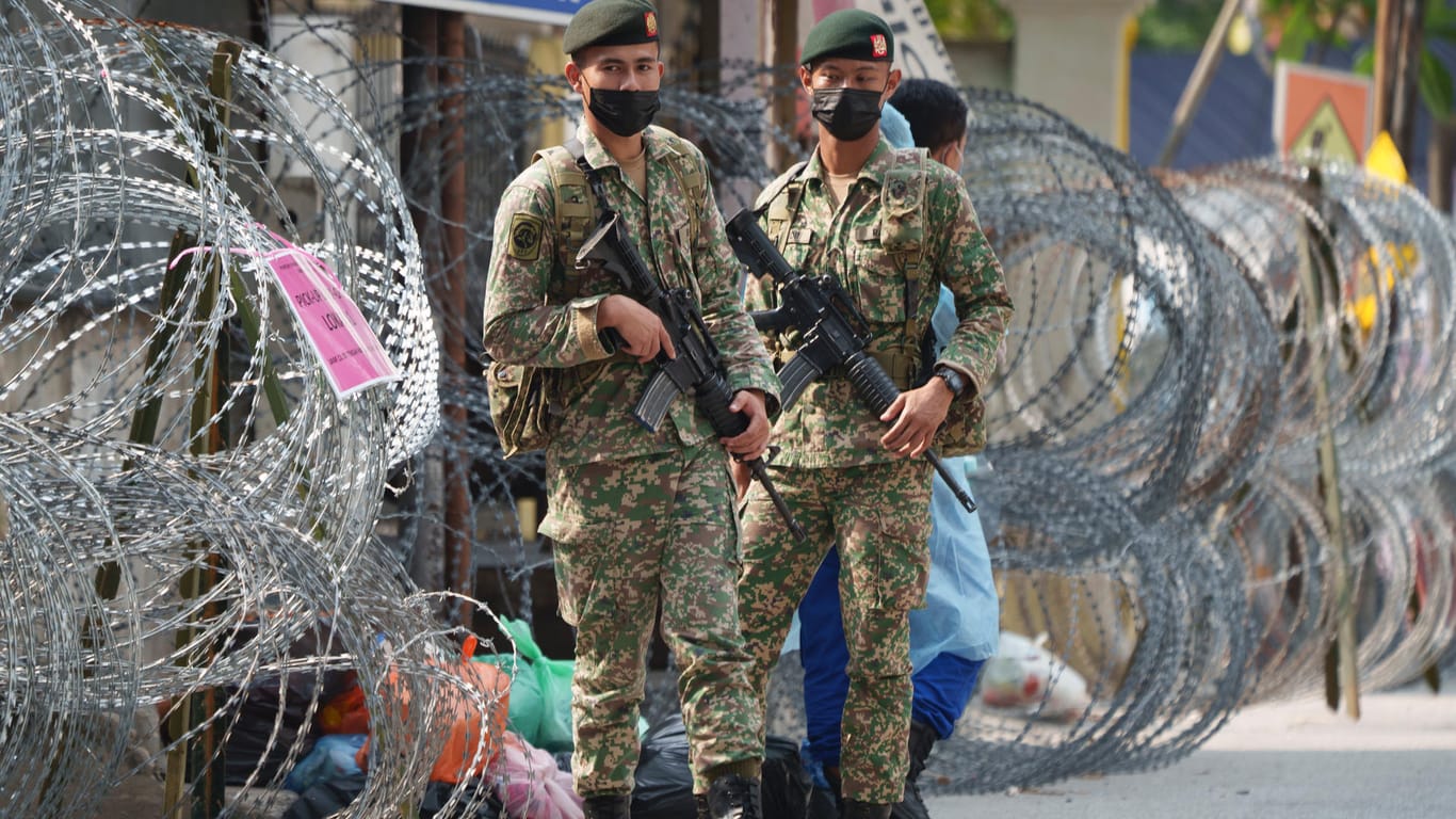 Kuala Lumpur: Soldaten bewachen den Stadtteil Segambut Dalam. Die Regierung von Malaysia hat den Lockdown auf unbestimmte Zeit verlängert.