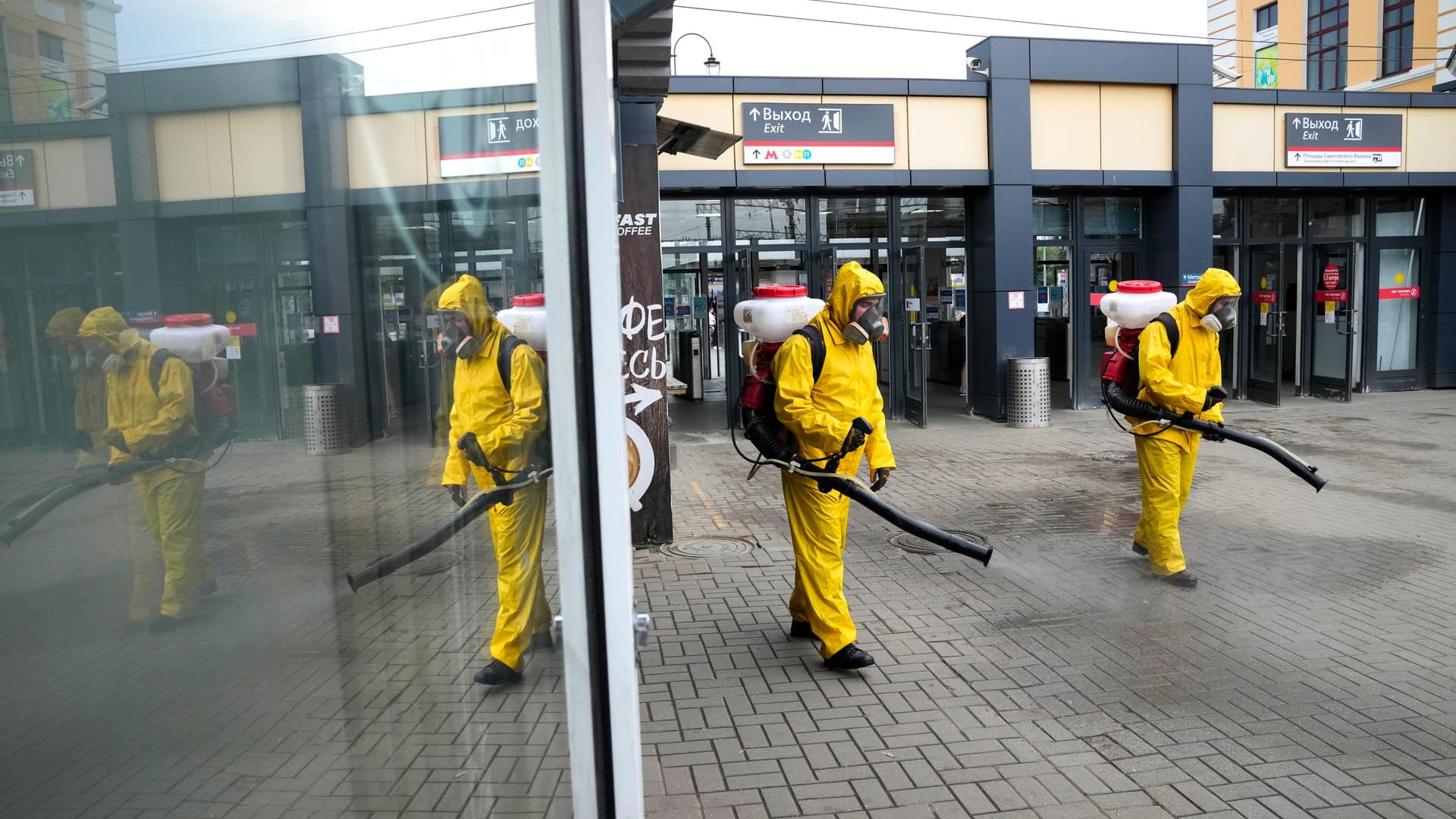 Moskau: Mitarbeiter des Katastrophenschutzes desinfizieren einen Bahnsteig des Sawjolowski-Bahnhofs.