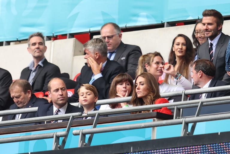 Andere Promis wie Ed Sheeran oder David Beckham saßen hinter den Royals.