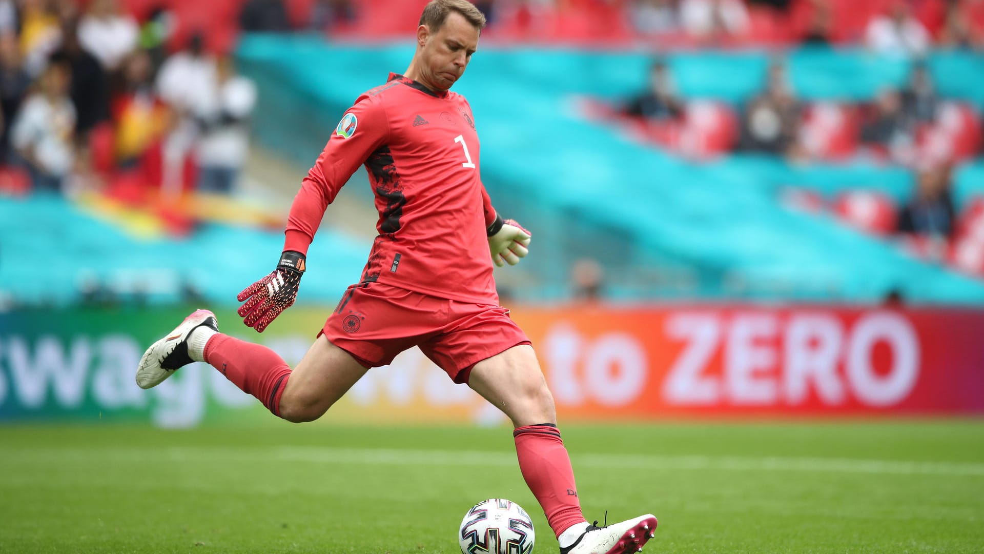 Manuel Neuer: Erneut wie gewohnt mit wenigen Ballkontakten. Gute Parade beim Distanzschuss von Sterling (16. Minute), den er zur Ecke klärte. Wichtig als Anspielstation für die deutschen Verteidiger. Verunglückter Pass auf Kimmich (50.), bei beiden Gegentreffern machtlos. Note 3