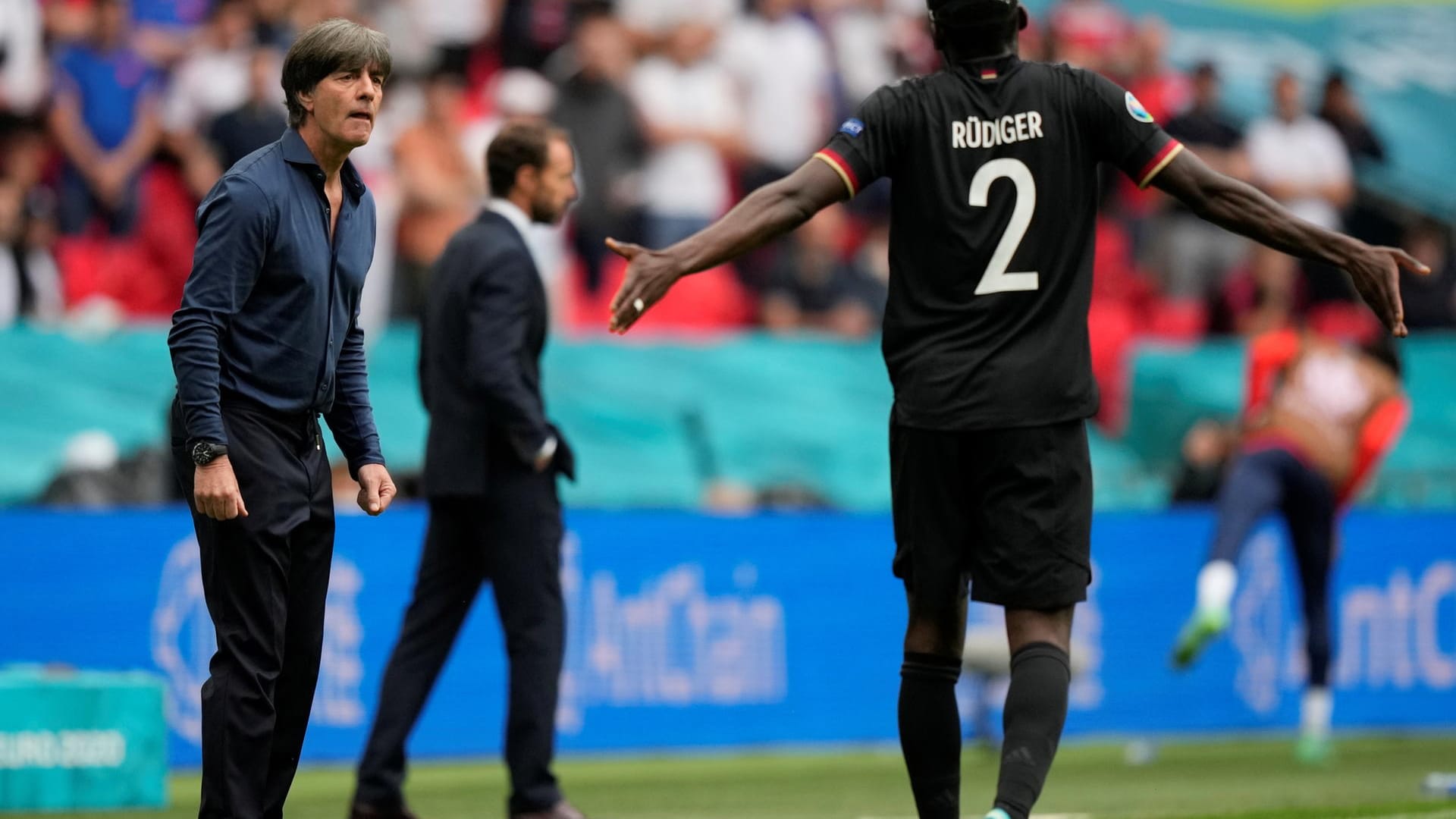 Die Ära Löw ist vorbei. Die deutsche Fußball-Nationalmannschaft ist im Achtelfinale der EM an England gescheitert. Am Ende hieß es 0:2 aus Sicht von Bundestrainer Joachim Löw und seinem Team. Dabei zeigten die meisten DFB-Aktionen eine durchwachsene Leistung, zwei standen völlig neben sich. Die t-online-Einzelkritik.