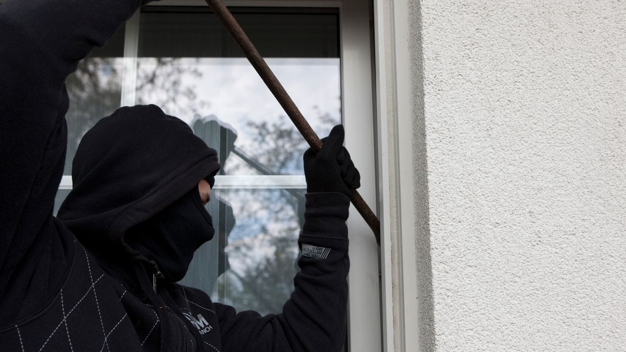 Mit schwerem Gerät haben es Einbrecher oft leicht, ins Haus einzusteigen - gerade durch gekippte Balkon- und Terrassentüren. Mit schwerem Gerät haben es Einbrecher oft leicht, ins Haus einzusteigen - gerade durch gekippte Balkon- und Terrassentüren.