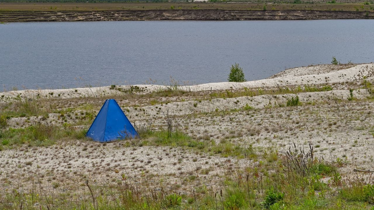 Eine kleine blaue Pyramide symbolisiert den späteren Rand des Cottbuser Ostsees, der im ehemaligen Braunkohletagebau Cottbus-Nord entsteht.