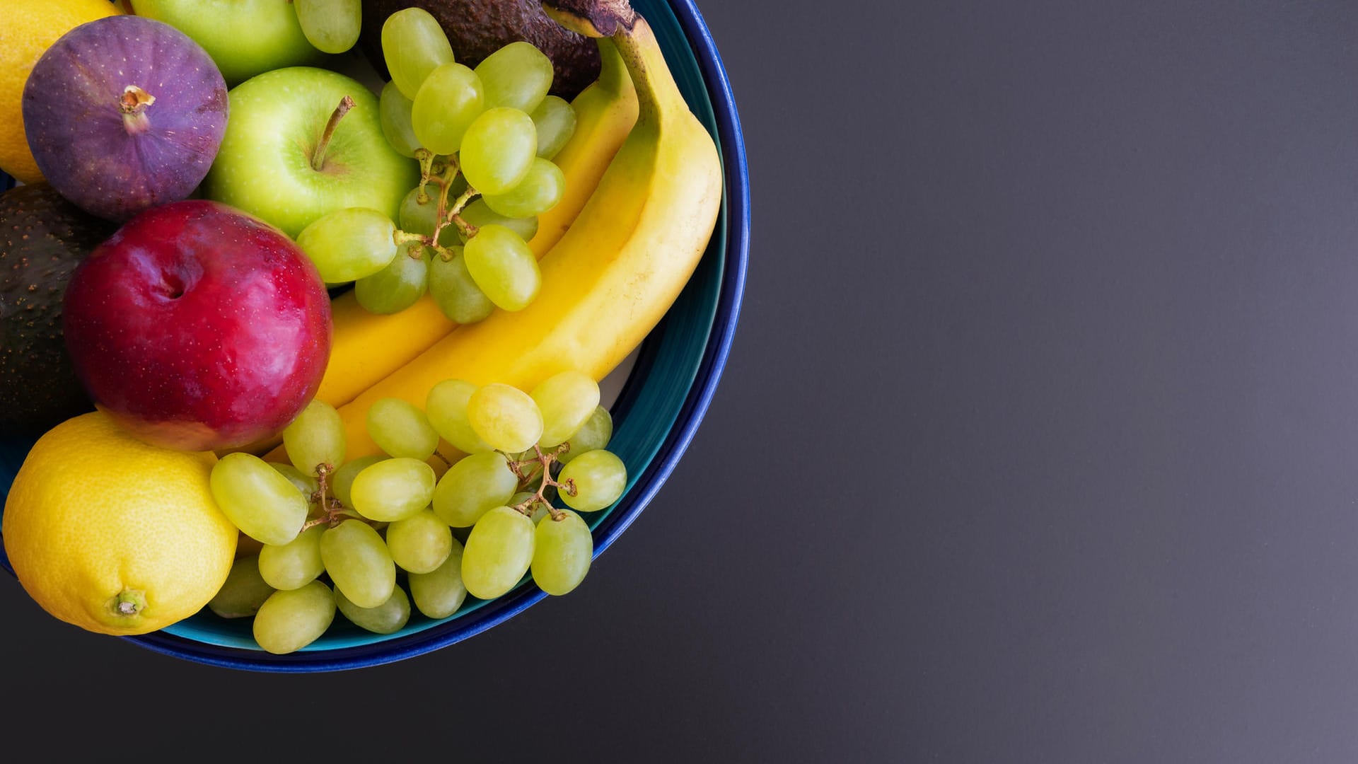 Obstschale: Zwar sind die drapierten Früchte schön anzusehen, dennoch können sie dadurch auch schneller verderben.