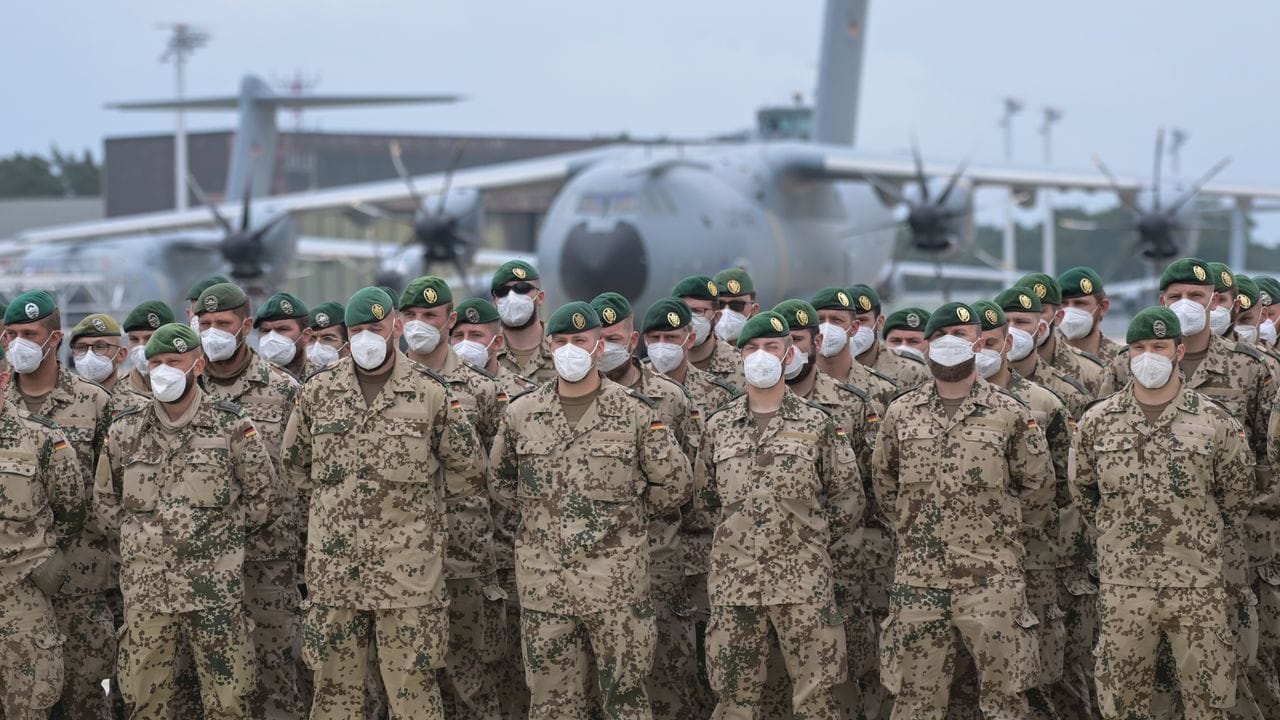 In Reih und Glied: Soldaten der Bundeswehr auf dem Fliegerhorst im niedersächsischen Wunstorf.