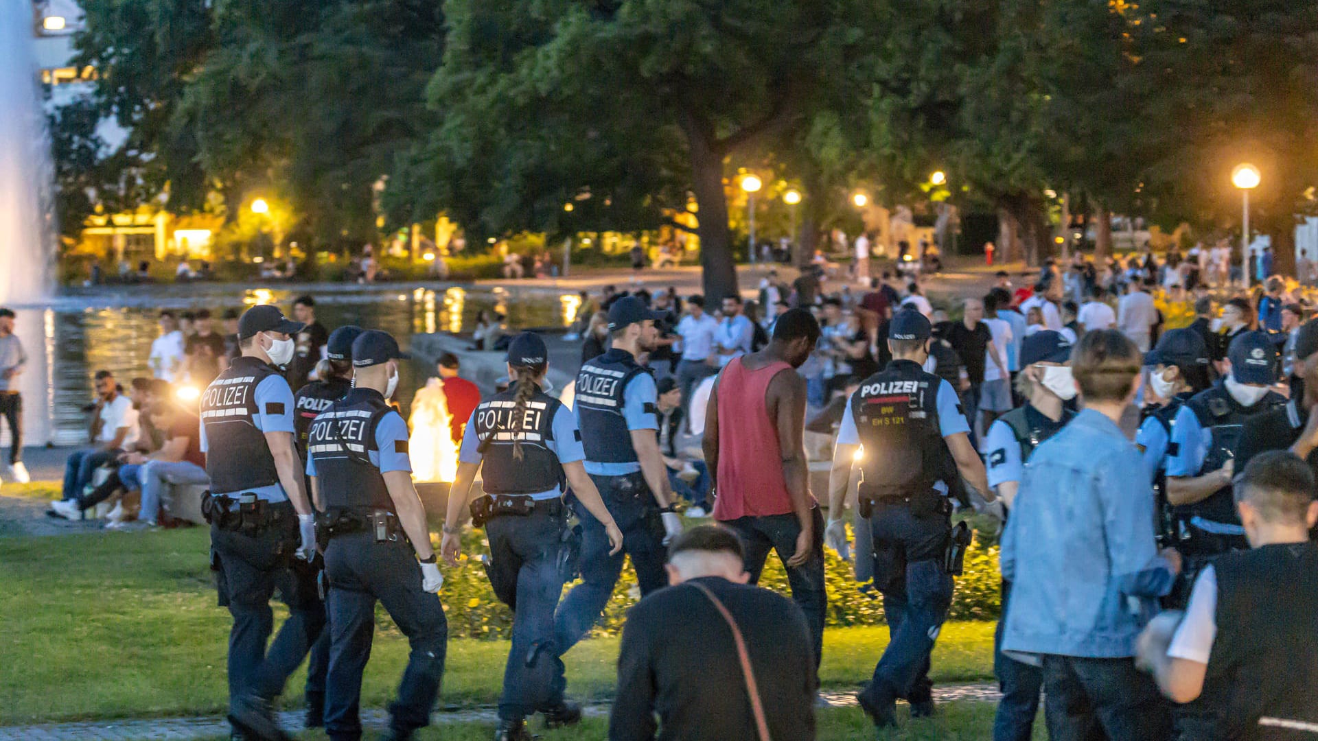 Die Polizei ist im Juni am Eckensee in Stuttgart unterwegs: Hier treffen sich viele junge Leute.