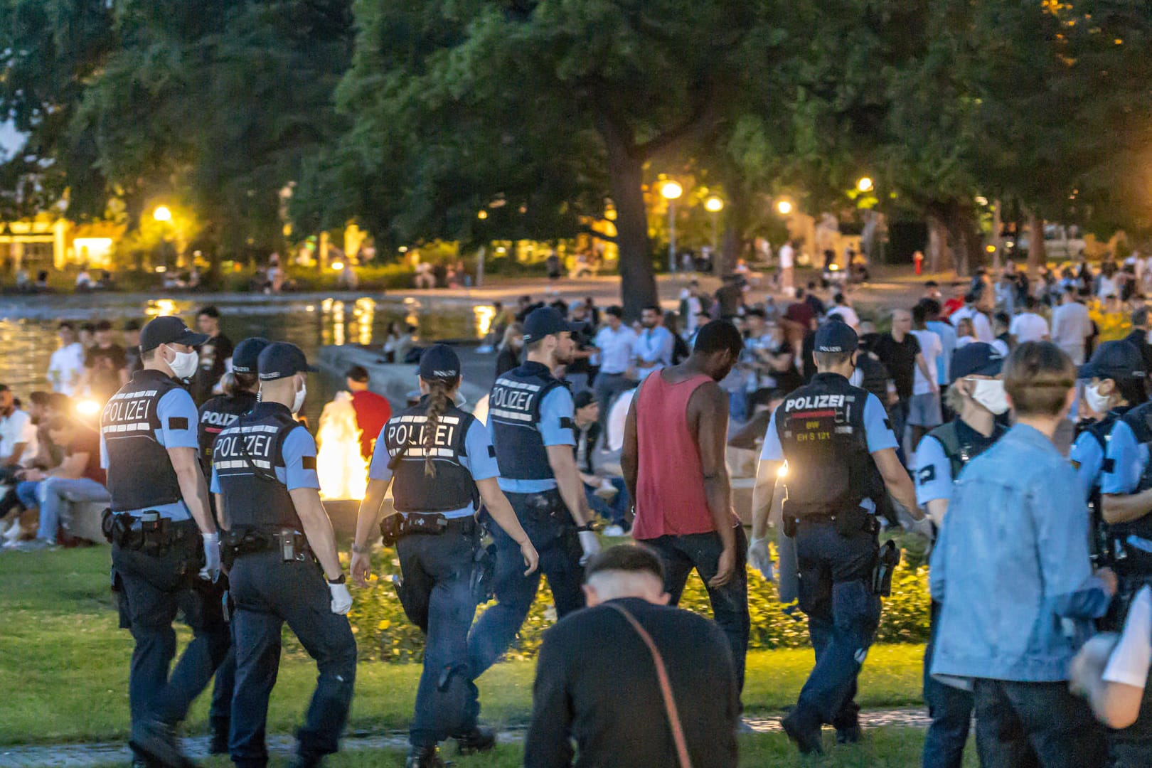 Die Polizei ist im Juni am Eckensee in Stuttgart unterwegs: Hier treffen sich viele junge Leute.