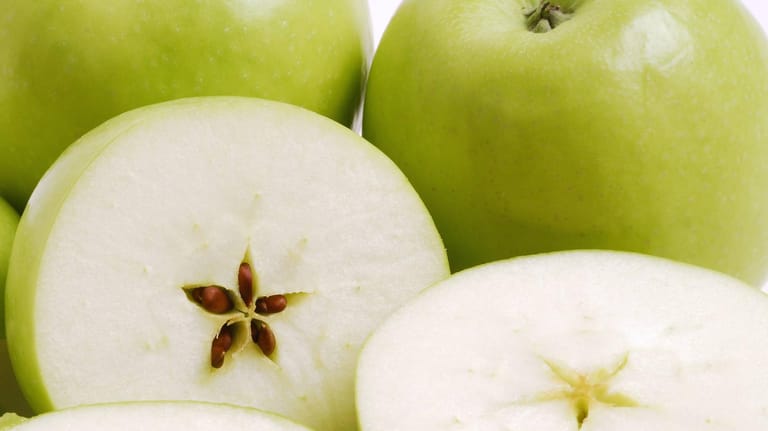 Äpfel: Ein Apfel enthält bis zu zehn Kerne, die jedoch insgesamt nur ungefähr ein halbes Gramm wiegen.