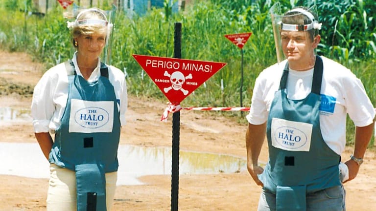 Januar 1997: Diana beim Besuch eines von Landminen betroffenen Gebietes in Angola.