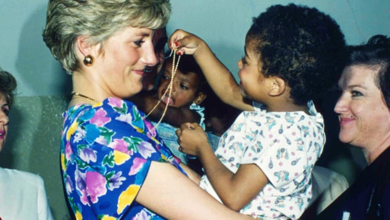 April 1991: Prinzessin Diana hält während ihrer Brasilienreise ein HIV-positives Baby im Arm.