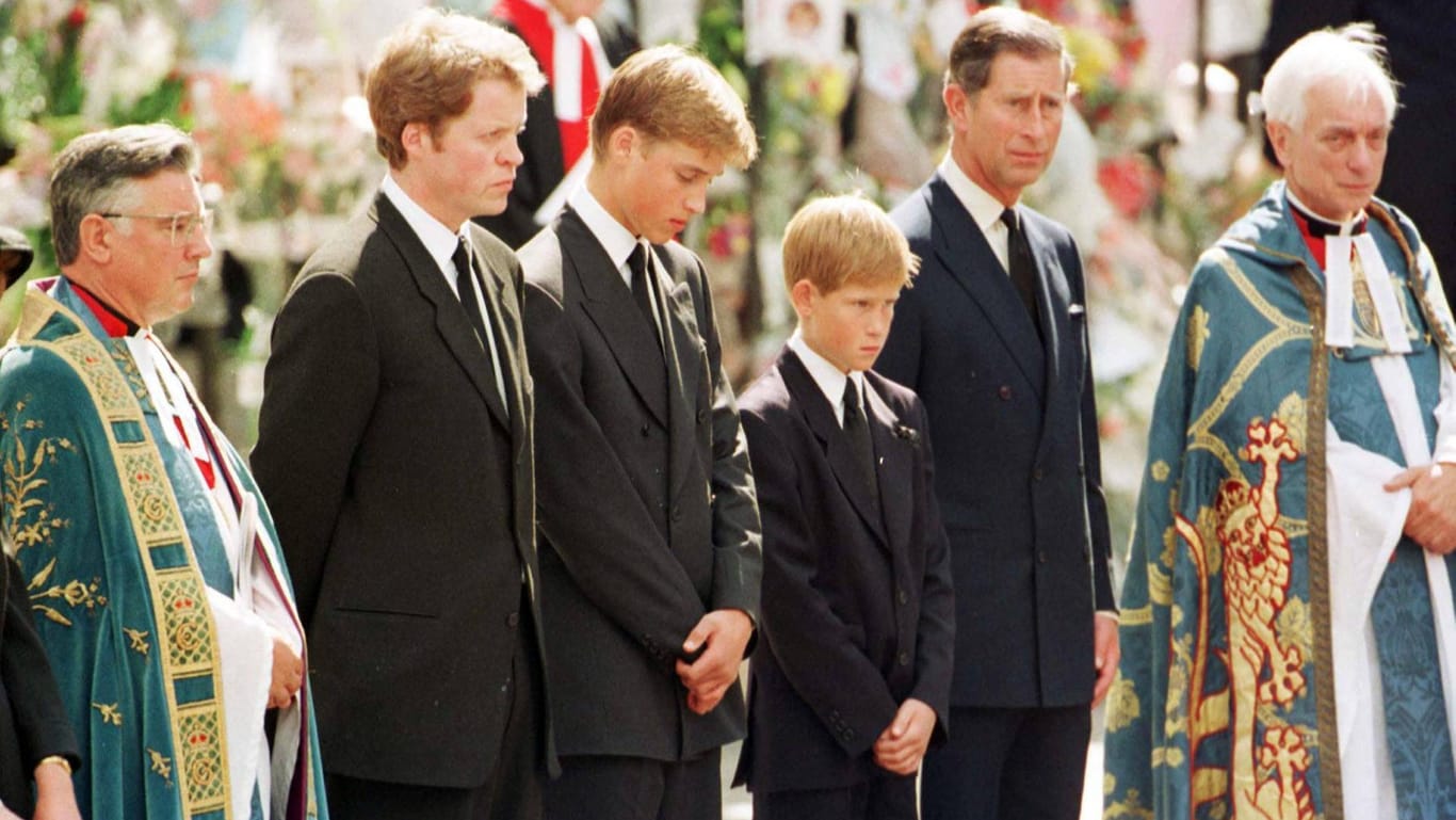 September 1997: William und Harry mit ihrem Onkel Charles Spencer und ihrem Vater Charles bei der Beerdigung ihrer Mutter.