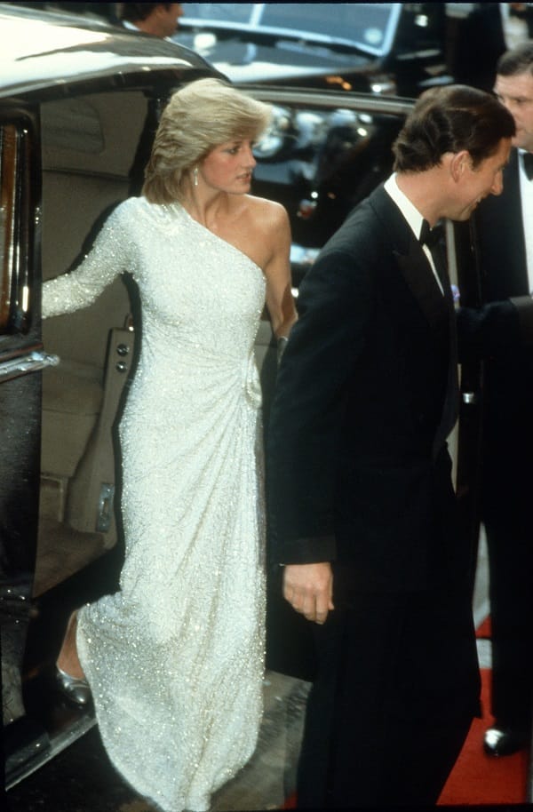 Juni 1983: Diana erscheint mit Prinz Charles bei der Premiere des Filmes "James Bond: Octopussy" am Londoner Leicester Square. Für diesen Abend hat sie eine funkelnde Robe des japanischen Designers Hachi ausgewählt.