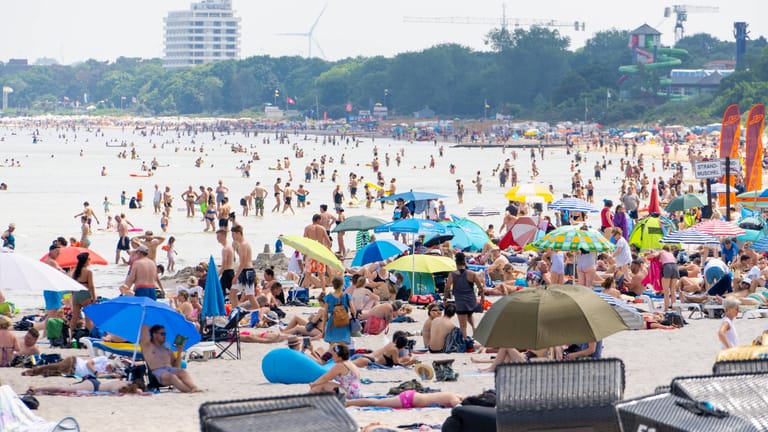 Touristen am Timmendorfer Strand: Die Inzidenzen in Deutschland sind derzeit niedrig.