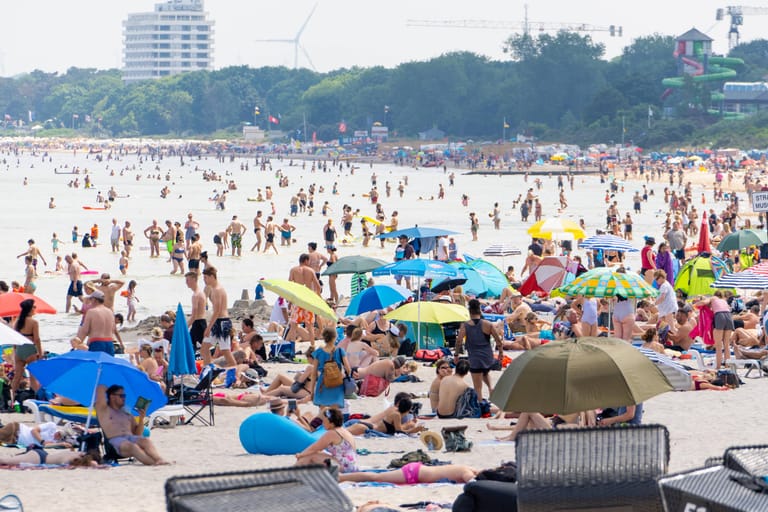 Touristen am Timmendorfer Strand: Die Inzidenzen in Deutschland sind derzeit niedrig.