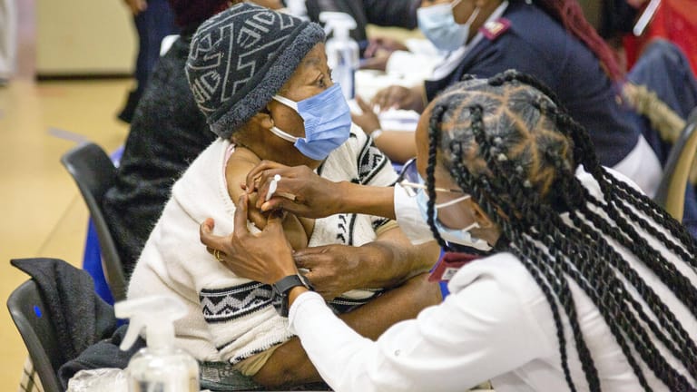 Eine Person wird in Johannesburg geimpft: In Südafrika sind nur wenige Menschen vollständig geimpft.