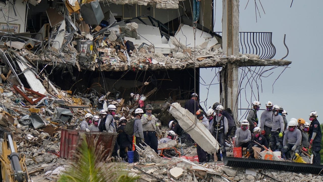 Such- und Rettungskräfte suchen nach Überlebenden in den Trümmern des Champlain Towers South.