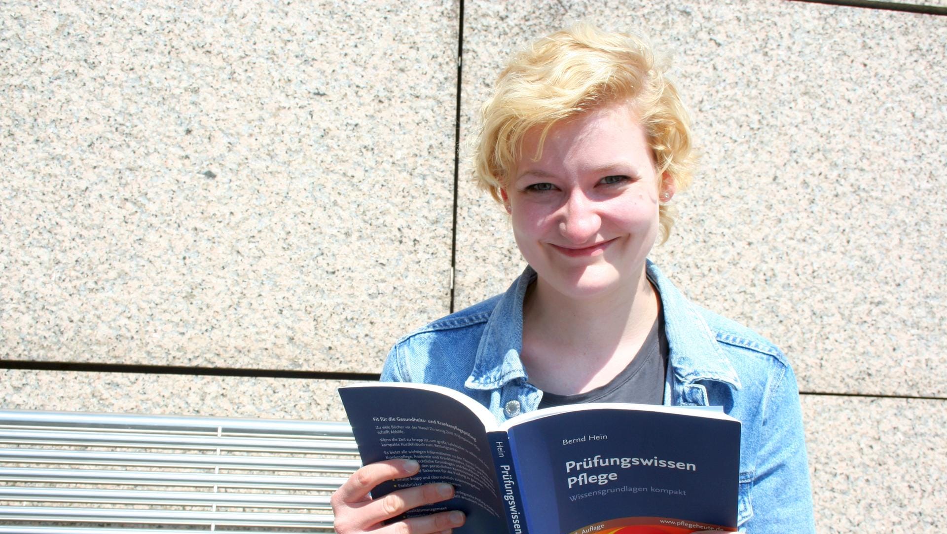 Pflege statt Politik: Lena Snelting mit einem Lehrbuch vor der Kölner Uniklinik.