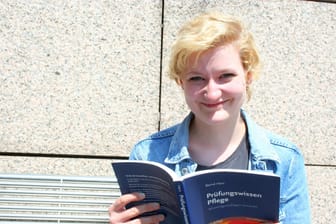 Pflege statt Politik: Lena Snelting mit einem Lehrbuch vor der Kölner Uniklinik.