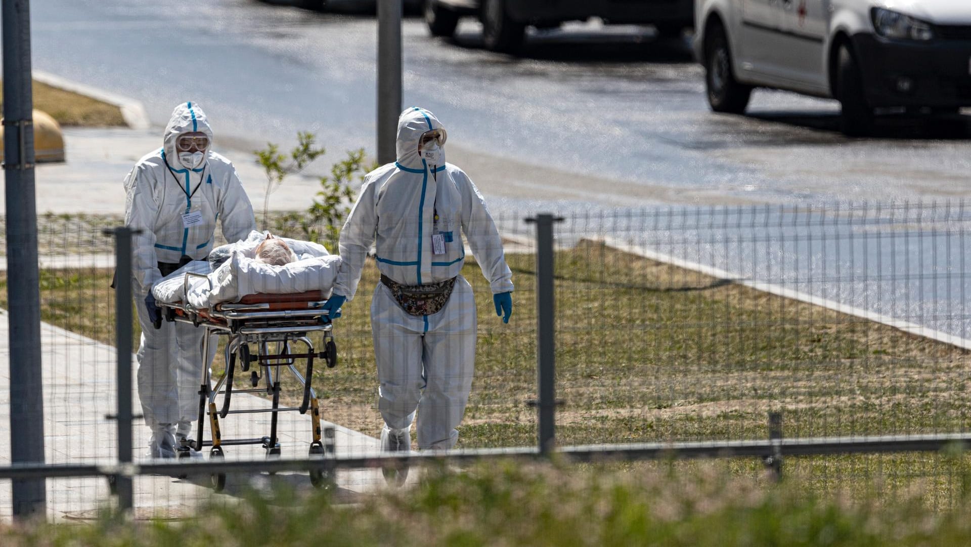 Kommunarka im Südwesten Moskaus: Medizinisches Personal in Schutzanzügen mit einem Covid-Patienten. Die Lage in den Kliniken wird mit jedem Tag schlimmer.