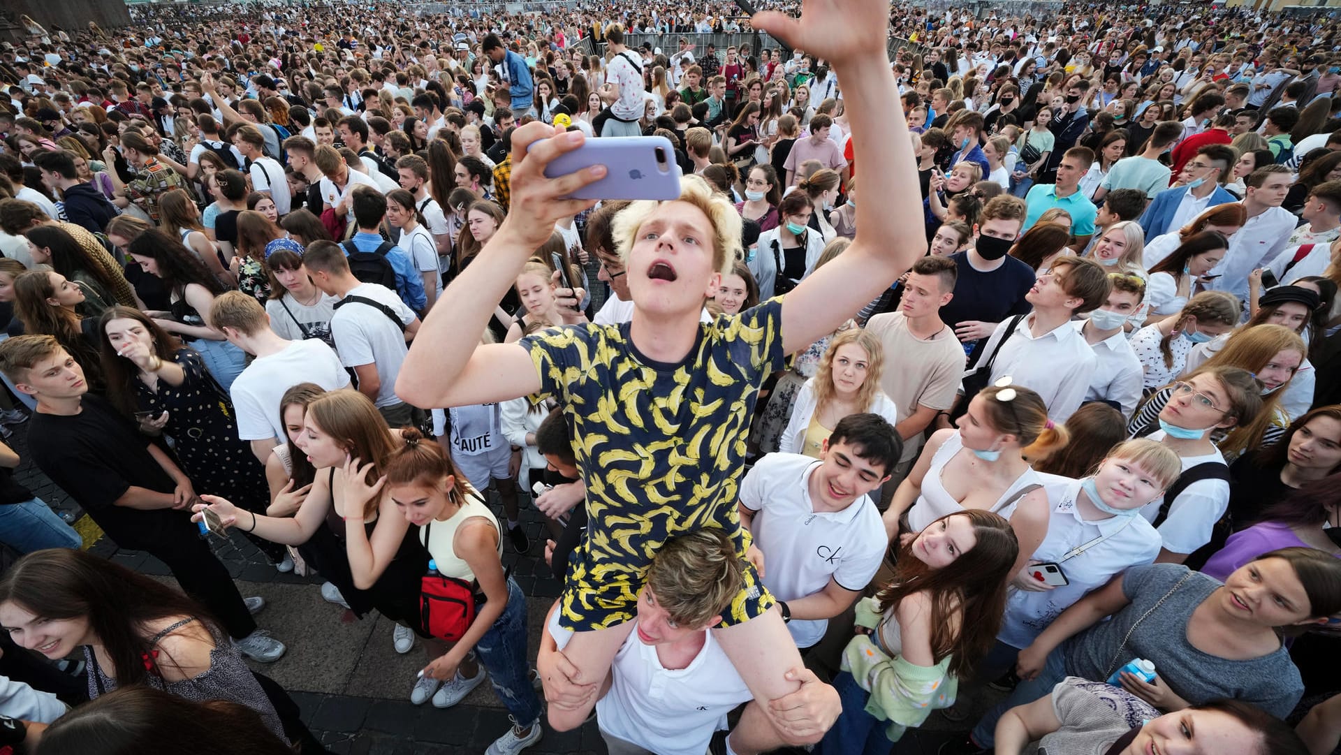 Corona-Sorglosigkeit in St. Petersburg: 45.000 Schülerinnen und Schüler feierten bei einem Massenevent vor einer Woche ihren Abschluss – trotz Pandemie fast komplett ohne Maske.