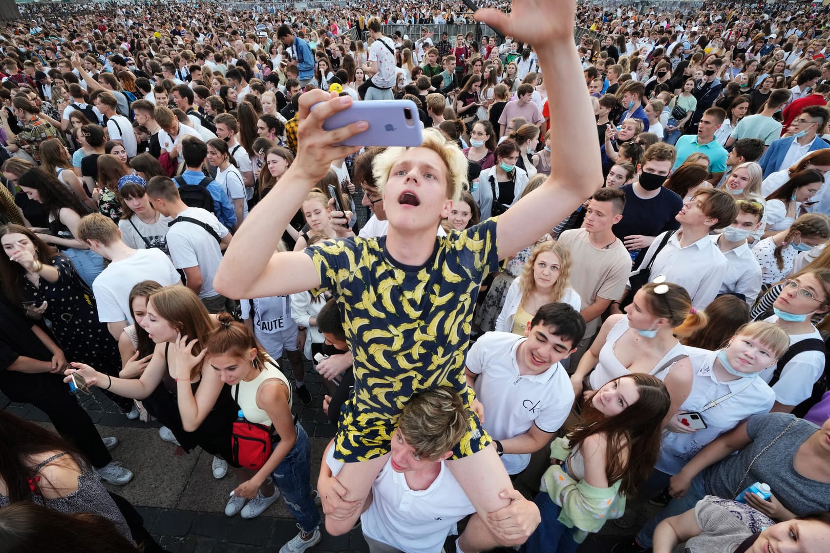 Corona-Sorglosigkeit in St. Petersburg: 45.000 Schülerinnen und Schüler feierten bei einem Massenevent vor einer Woche ihren Abschluss – trotz Pandemie fast komplett ohne Maske.