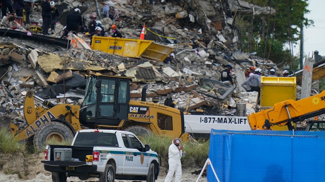 Such- und Rettungskräfte suchen nach Überlebenden in den Trümmern des Champlain Towers South.
