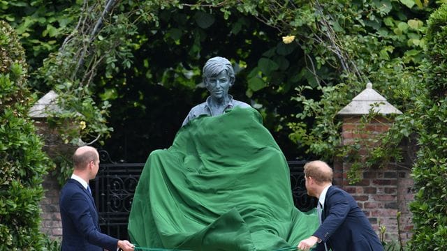 Prinz William und Prinz Harry enthüllen die Statue ihrer Mutter Diana im versunkenen Garten des Kensington Palastes.