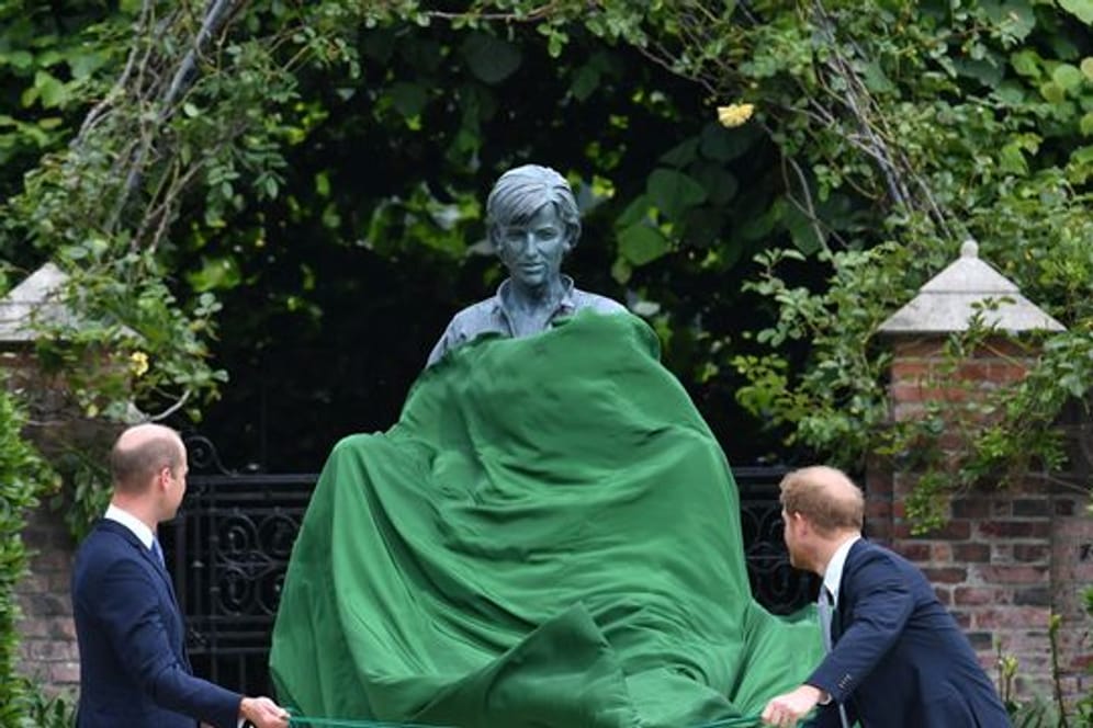 Prinz William und Prinz Harry enthüllen die Statue ihrer Mutter Diana im versunkenen Garten des Kensington Palastes.