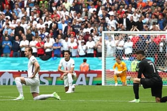 Vor dem Klassiker England gegen Deutschland ließen sich die Spieler beider Teams zum Kniefall auf dem Rasen nieder.