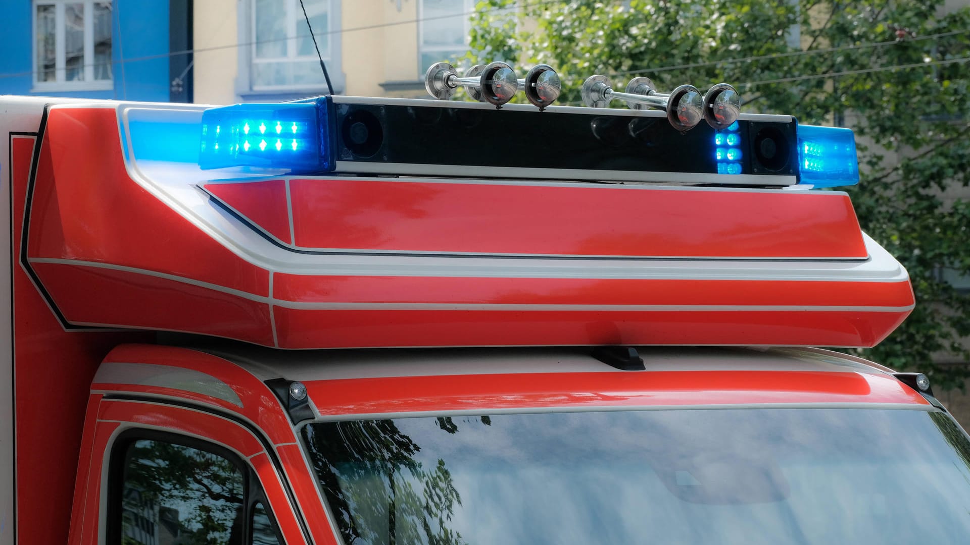 Blaulicht leuchtet auf einem Krankenwage (Symbolbild): Der Mann zog sich schwerste Verletzungen zu. Blaulicht leuchtet auf einem Krankenwage (Symbolbild): Der Mann zog sich schwerste Verletzungen zu.