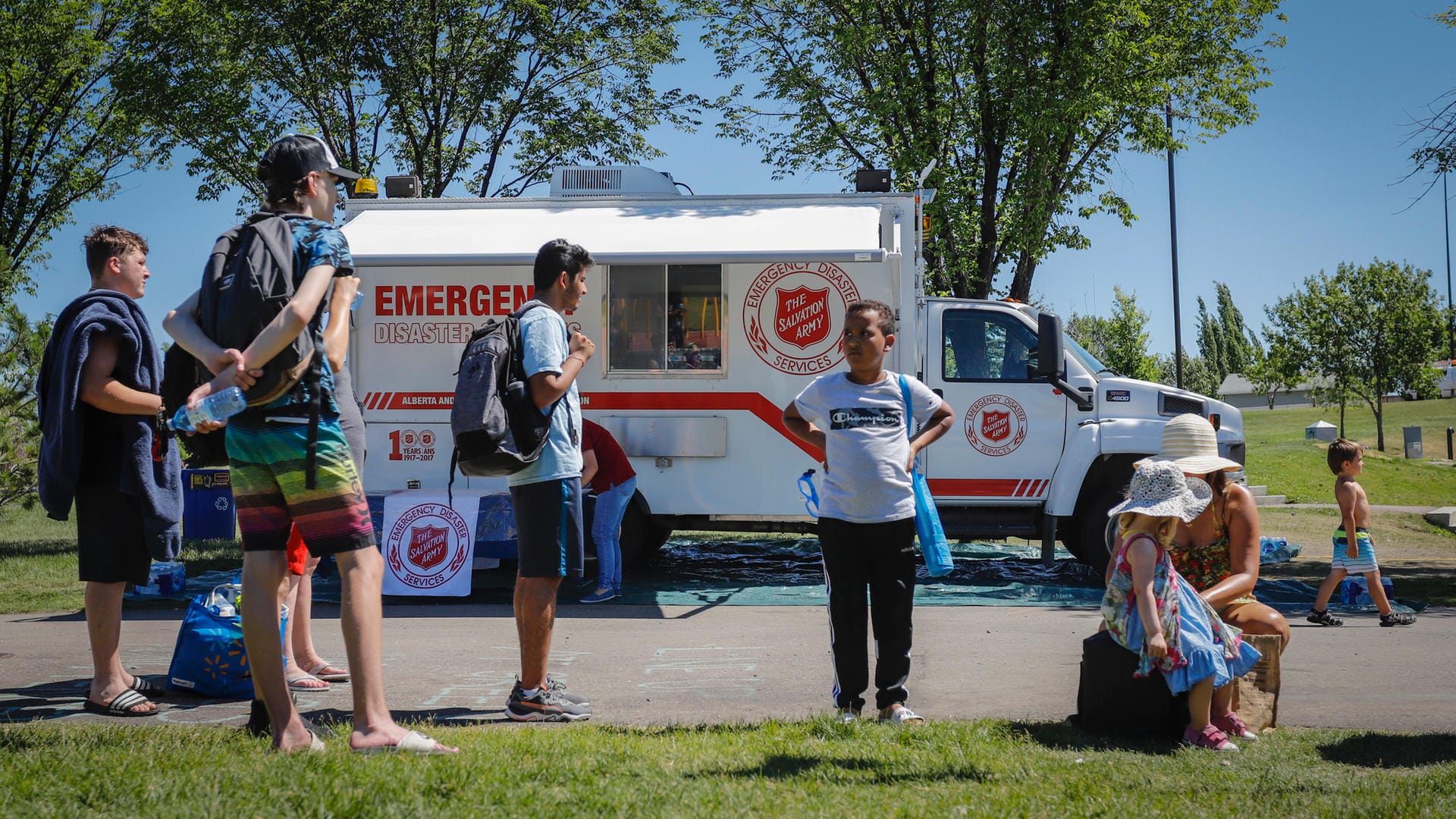 Menschen neben einem Rettungswagen in Calgary: Die Hitzewelle im Westen Kanadas sorgt für Höchsttemperaturen von fast 50 Grad Celsius.